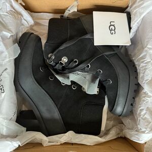 New In Box Ugg Redwood Ankle Boot Black Heeled Size 8 Suede Lace Up Waterproof